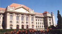 A főépület homlokzata