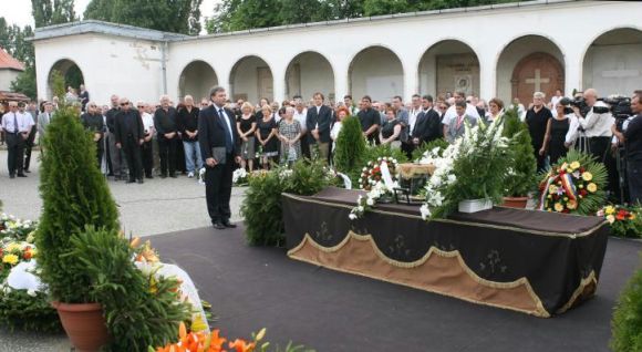 Hiller István tiszteleg a ravatal előtt (Fotók: Gordon Eszter)