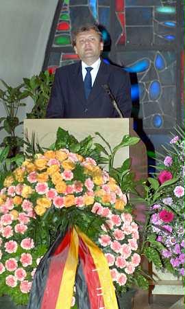 Bécs, 2006. június 26. Hiller István oktatási és kulturális miniszter búcsúztatja a zeneszerzőt az osztrák főváros központi temetőjének ravatalozójában. (MTI Fotó: Czika László)