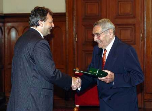 Hiller István oktatási és kulturális miniszter (b) gratulál Bárdy György színművésznek, miután a Magyar Köztársasági Érdemrend Középkeresztje a csillaggal kitüntetést átadta a művésznek. (MTI Fotó: Soós Lajos)