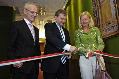 Helwig Schmidt-Glintzert professzor, a wolfenbütteli Herzog August Bibliothek főigazgatója, Hiller István oktatási és kulturális miniszter és Johanna Rachingert, az Osztrák Nemzeti Könyvtár főigazgatója megnyitja Mátyás király könyvtárának legszebb kódexét, a Philostratus-corvinát bemutató Nemzeti ereklye kiállítóteret az Országos Széchenyi Könyvtárban. (MTI Fotó: Szigetváry Zsolt)
