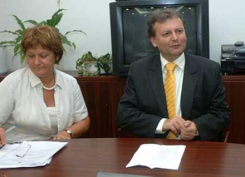 Budapest, 2006. július 25. Schneider Márta, az Oktatási és Kulturális Minisztérium kulturális szakállamtitkára és Hiller István oktatási és kulturális miniszter részt vesz a Kulturális Ágazati Érdekegyeztető Tanács zárt ülésén a minisztériumban. (MTI Fotó: Földi Imre)