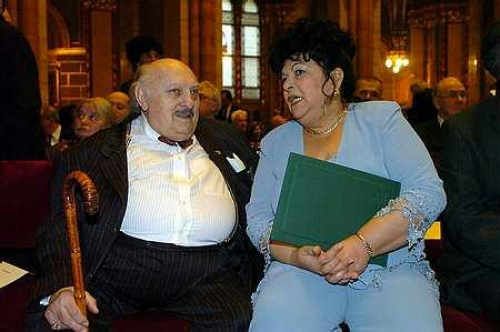 Boross Lajos előadóművész, prímás és Bangó Margit előadóművész beszélgetnek, miután átvették Kossuth-díjukat Sólyom László köztársasági elnöktől az 1848-49-es forradalom és szabadságharc 158. évfordulója alkalmából rendezett díjátadó ünnepségen a Parlament Kupolacsarnokában. MTI