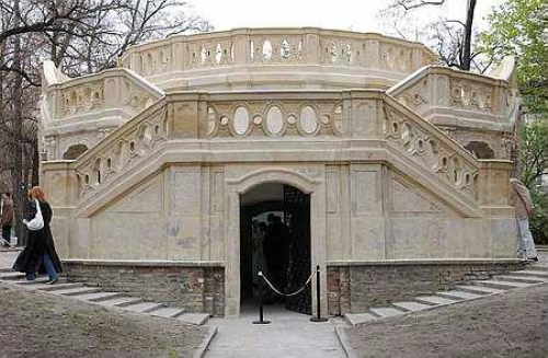 Budapest, 2006. április 16. Az újjáépített pesti Kálvária az Epreskertben. Pest-Buda első Kálváriáját az 1740-es években építették fel, kegyes adományokból, a Kálvária téren. Mayerhoffer András alkotását 1893-ban Stróbl Alajos kezdményezésére szétszedték és az Epreskertben állították fel. A barokk stílusban épült, 250 éves Kálvária restaurálását 2002 decemberében kezdeményezte a Budapesti Városvédő Egyesület a Barokk Kálváriákért Alapítvány. MTI