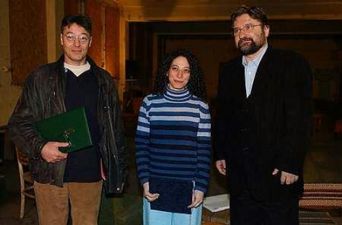 Bozóki András, a Nemzeti Kulturális Örökség Minisztere (j), Simor Ágnes, a Tűzraktér Független Kulturális Központ projekt-program szervezője és Sipos Pál, az MTV Tudományos, Távoktatási és Ismeretterjesztő Főszerkesztőség főszerkesztője társaságában a Tűzraktérben, miután elismerést és kitüntetést adott át nekik. MTI