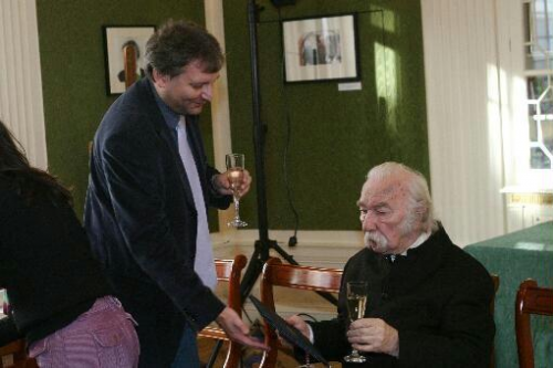 Hiller István miniszteri kitüntetést ad át Határ Győzőnek az író 90. születésnapja alkalmából