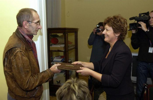 Hunyadkürti György, a Kaposvári Csiky Gergely Színház tagja átveszi a díjat Schneider Márta helyettes államtitkártól