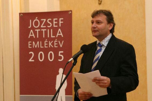 "Attila hidd el, újabb és újabb nemzedékek szeretnek szilajon" - fogalmazott József Attilához írt nyílt levelében Hiller István.