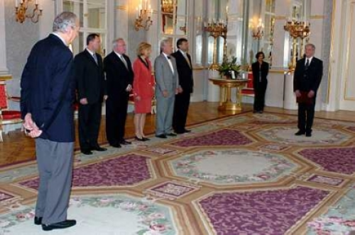Sólyom László köztársasági elnök a Magyar Köztársasági Érdemrend Középkeresztje a Csillaggal (polgári tagozat) kitüntetést adományozza Oláh György Nobel-díjas kémikusnak, a Loker Szénhidrogénkutató Intézet igazgatójának a Sándor-palota Tükörtermében. A kémikus március 15-én nem tudta átvenni a díjat. (MTI Fotó: Honéczy Barnabás)