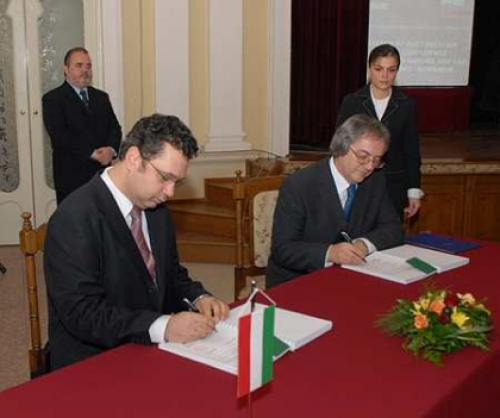 koma_070115.jpg Révkomárom, 2007. január 15. Arató Gergely, a Oktatási és Kulturális Minisztérium, valamint Augustín Jozef Lang, a Szlovák Köztársaság Kulturális Minisztériumának államtitkára közös pályázatot írt alá Révkomáromban (Komarno) a komáromi erődrendszer világörökségi bejegyzésre. (MTI Fotó: Győri Károly)