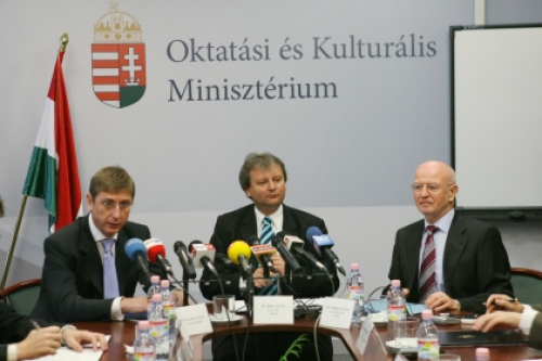 Gyurcsány Ferenc miniszterelnök, Hiller István oktatási és kulturális miniszter és Manherz Károly felsőoktatási szakállamtitkár (Fotó: Gordon Eszter)