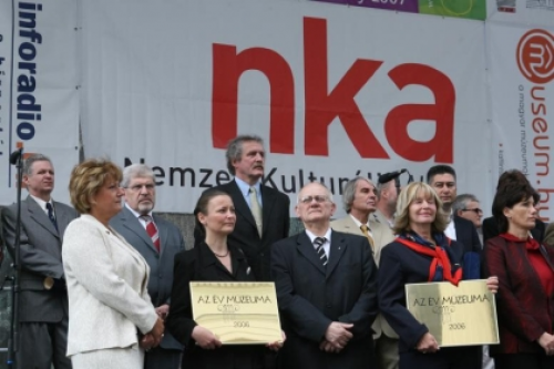 mandm_070519_01.jpg A díjak átadása a Nemzeti Múzeum kertjében, balról Schneider Márta szakállamtitkár (Fotó: Gordon Eszter)