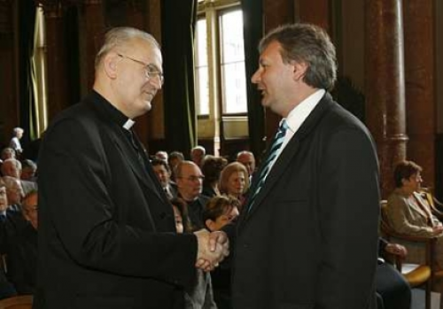 mta_hiller_070508_02.jpg Hiller István oktatási és kulturális miniszter gratulál akadémiai tagságához Erdő Péter bíboros, prímás, esztergom-budapesti érseknek a Magyar Tudományos Akadémia 177. közgyűlésén, az MTA dísztermében. MTI Fotó: Szigetváry Zsolt