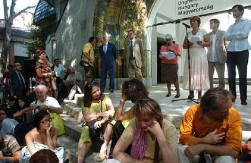 velence_070609_01.jpg Schneider Márta, az Oktatási és Kulturális Minisztérium szakállamtitkára megnyitja a magyar pavilont a velencei biennálén. MTI Fotó: Kollányi Péter