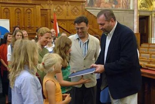 Mandur László, az Országgyűlés alelnöke a legfiatalabb utasoktól átveszi a hajónaplót, az Európa Bárka - a Mítosz és zene a Dunán elnevezésű rendezvény zárásán a Parlamentben. Középen Márton László író. (MTI Fotó: Kovács Attila)