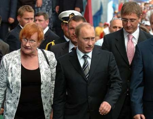 szaranszk_070719_03.jpg Tarja Halonen finn köztársasági elnök, Vlagyimir Putyin orosz elnök és Gyurcsány Ferenc magyar miniszterelnök Szaranszk városában a finnugor népek nemzetközi fesztiváljának megnyitója előtt. MTI Fotó: Kovács Tamás