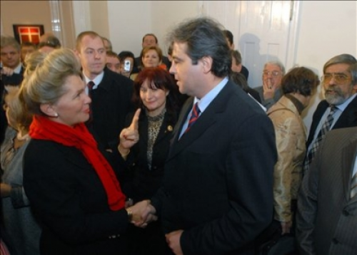 Bogyay Katalin, az Oktatási és Kulturális Minisztérium szakállamtitkára kezet fog Adrian Cioroianu román külügyminiszterrel, amikor ünnepélyesen megnyitották a budapesti Román Kulturális Intézet szegedi fiókintézetét. MTI Fotó: Németh György