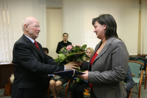 Manherz Károly felsőoktatási szakállamtitkár gratulál Kurucz Katalinnak