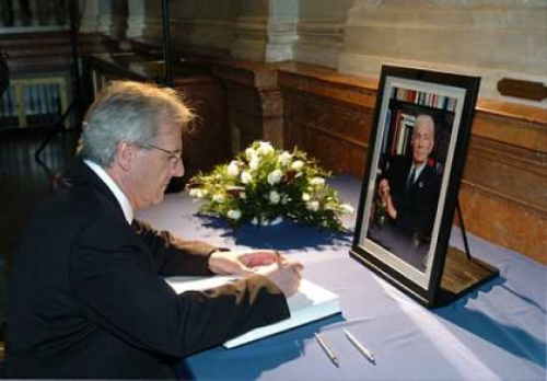 Sólyom László köztársasági elnök rója le tiszteletét Kosáry Domokos ravatalánál. MTI Fotó: Soós Lajos