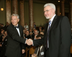 Vizi E. Szilveszter, az MTA leköszönő elnöke gratulál Pálinkás Józsefnek MTI Fotó: Bruzák Noémi
