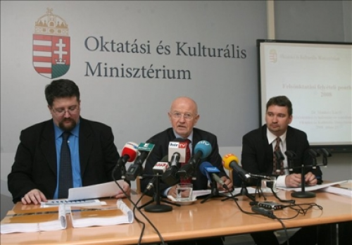 Bakonyi László, az Oktatási Hivatal vezetője (b), Manherz Károly, az OKM felsőoktatási szakállamtitkára (k) és Kerekes Gábor, az Educatio Kht. ügyvezetője sajtótájékoztatón ismerteti az idei felsőoktatási felvételi ponthatárokat (MTI Fotó: Bruzák Noémi)