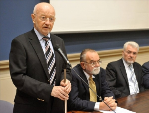 Manherz Károly, az Oktatási és Kulturális Minisztérium szakállamtitkára beszél a Charles Simonyi Kutatói Ösztöndíjak átadása alkalmából rendezett ünnepi tudományos ülésen az MTA-n. Mellette Pléh Csaba, a Magyary Zoltán Felsőoktatási Közalapítvány elnöke és Pálinkás József, az MTA elnöke (MTI fotó: Soós Lajos)