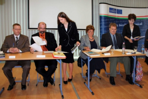 Dr. Cseri Miklós, a Szabadtéri Néprajzi Múzeum főigazgatója, Dr. Schneider Márta, az OKM kulturális szakállamtitkára, Dr. Köpeczi Bócz Tamás főigazgató, Nemzeti Fejlesztési Ügynökség és Balogh Árpád főigazgató, OKM Támogatáskezelő Igazgatósága