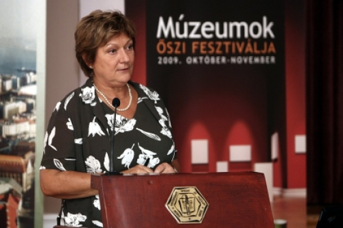 Schneider Márta, az OKM kulturális szakállamtitkára beszél a fővárosi Hadtörténeti Intézet és Múzeumban tartott sajtótájékoztatón (Fotó: Gordon Eszter)